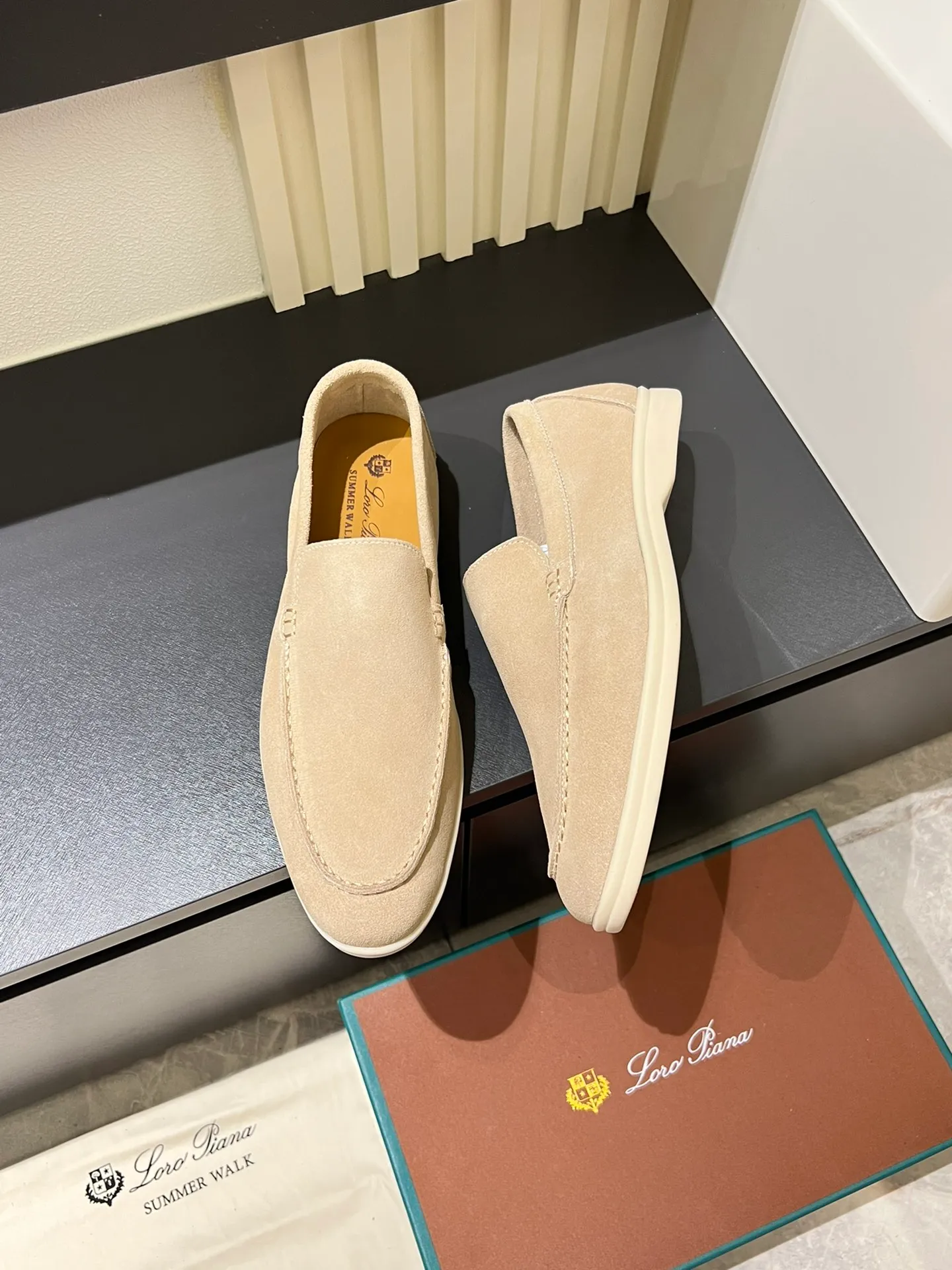 Men's shoes 💰p360 "Loro men's shoes 💰pian'*" Classic L men's shoes for couples 💰p Top version British flat loafers, a must-have item in old money style, the minimalist design is eye-catching and durable, a plus point for dressing The soft foot feel and texture are outstanding. They don’t scratch your feet and are very nice. They are matched with soft and waxy soles. They can be worn daily for a long time without getting tired. They are easy to wear, versatile and classic items, with perfect foot feel and texture! Imported cashmere fabric, the lining is made of imported A-grade water-dyed cow lining, the top version of the genuine leather midsole is sewn with pure handmade mark thread! Size: Female 35-40 (34. Customized) Male 38-44 (45.46. Customized)